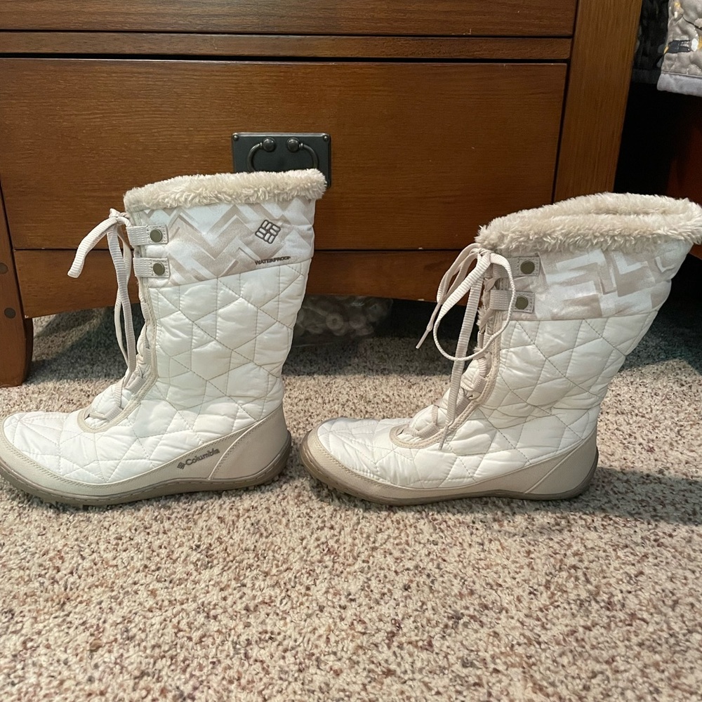 Columbia waterproof Omni heat Minx mid 3 snow boots.